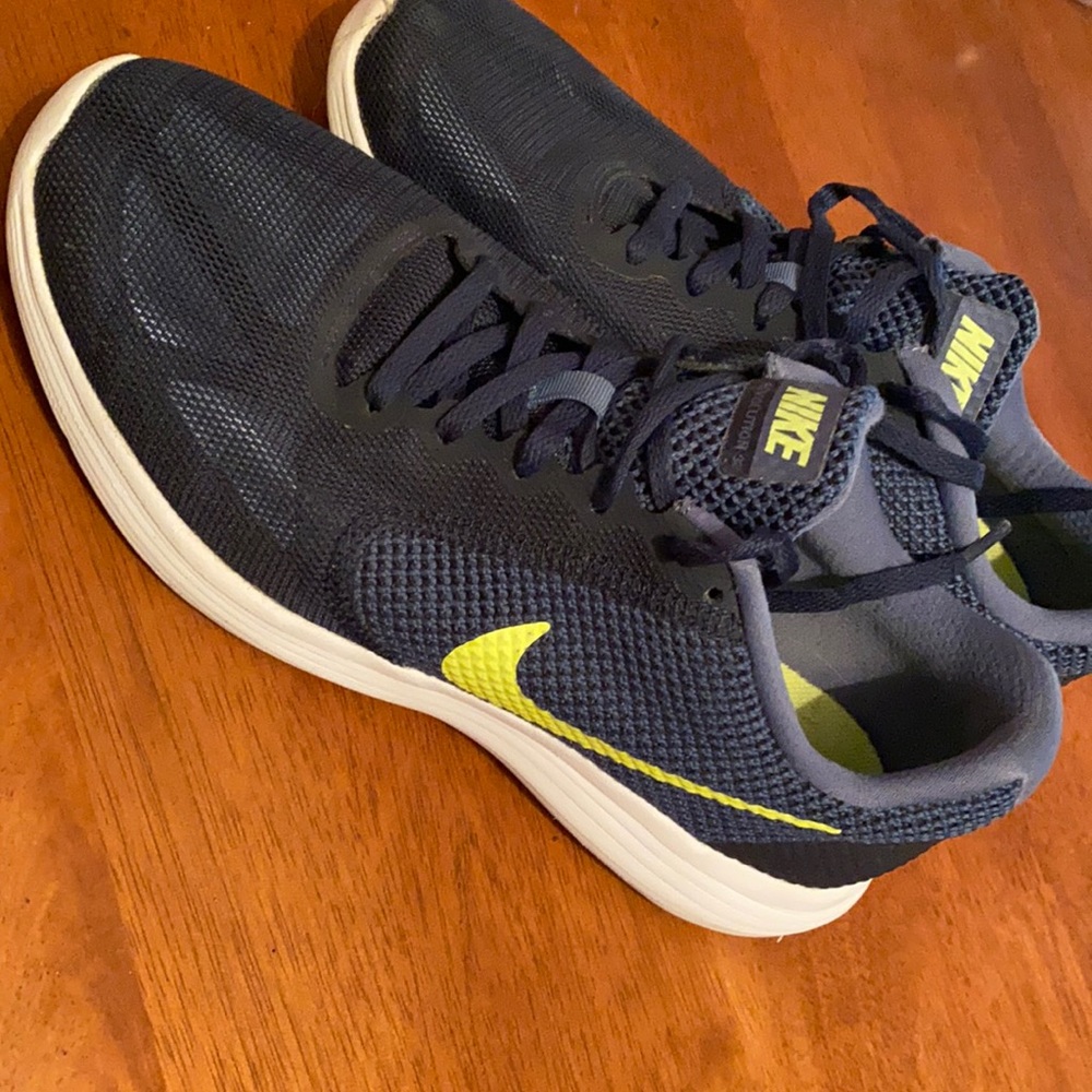 NIKE revolution 3